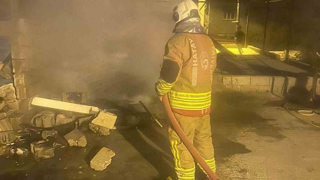 Reyhanlı'da çatı katında çıkan yangın itfaiyenin hızlı müdahalesiyle kontrol altına alındı