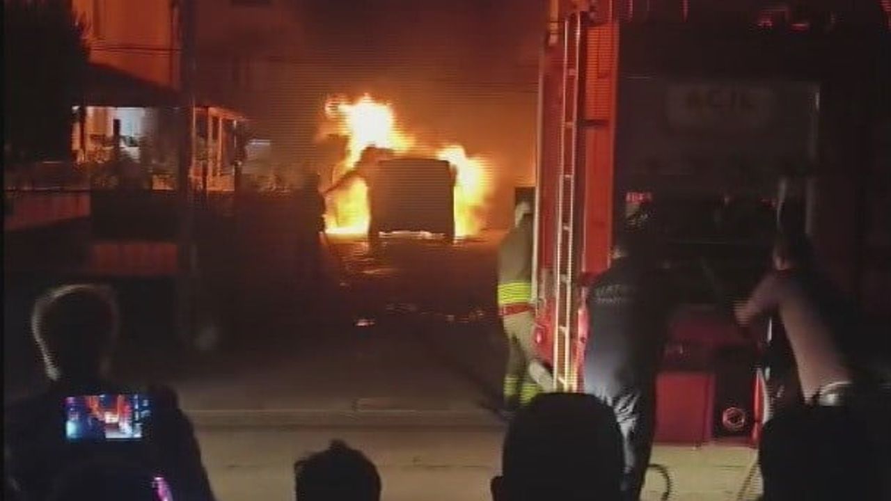 Reyhanlı'da park halindeki minibüs motor yangını sonucu kullanılamaz hale geldi