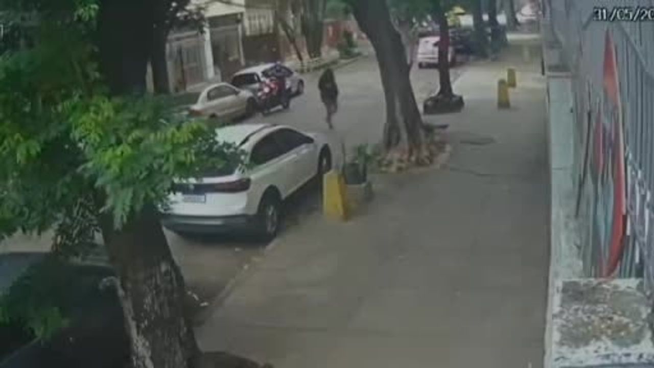 Rio de Janeiro'da kaldırım çökmesi: kadın rögar kapağına düştü; maskeli kişi görüntülendi