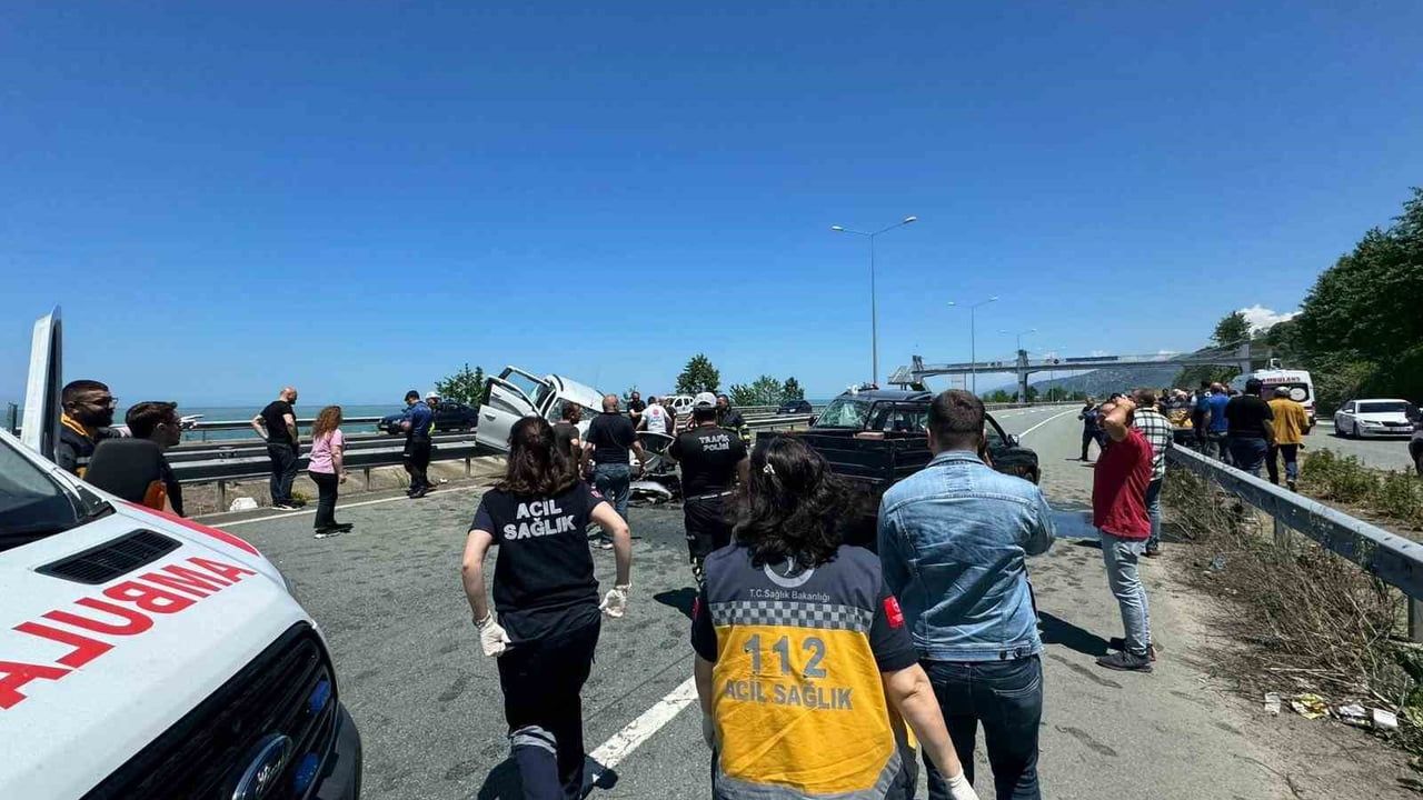 Rize Ardeşen'de ters yöne giren ticari aracın karıştığı kazada 2 ölü, 3 yaralı