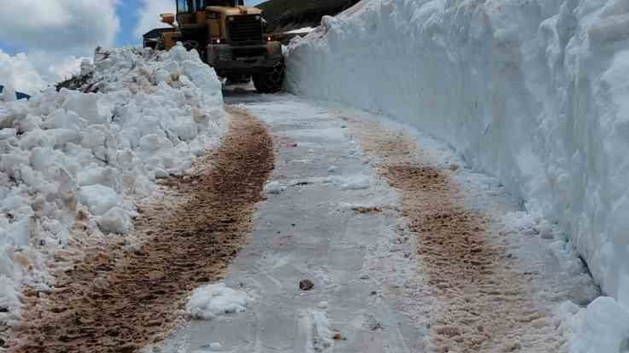 Rize'de haziran ayında kar ve çığ temizleme çalışması