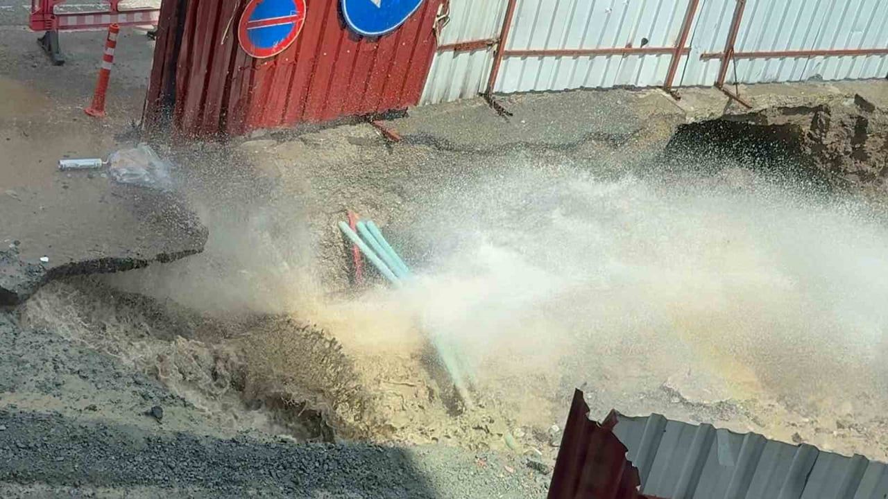 Rize'de tarihi köprü restorasyonunda su borusu patladı, 14 mahallede su kesintisi