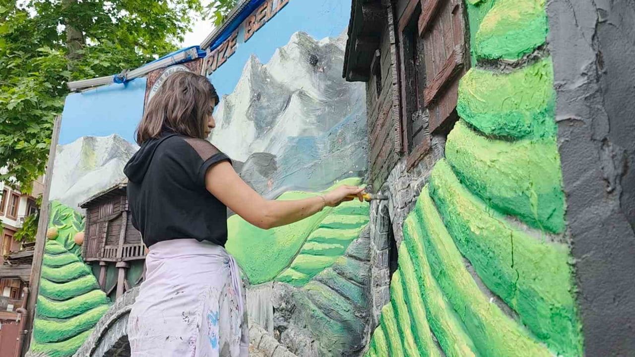Rize'nin Pazar ilçesinde Gamze Şehitoğlu sokakları renklendiriyor