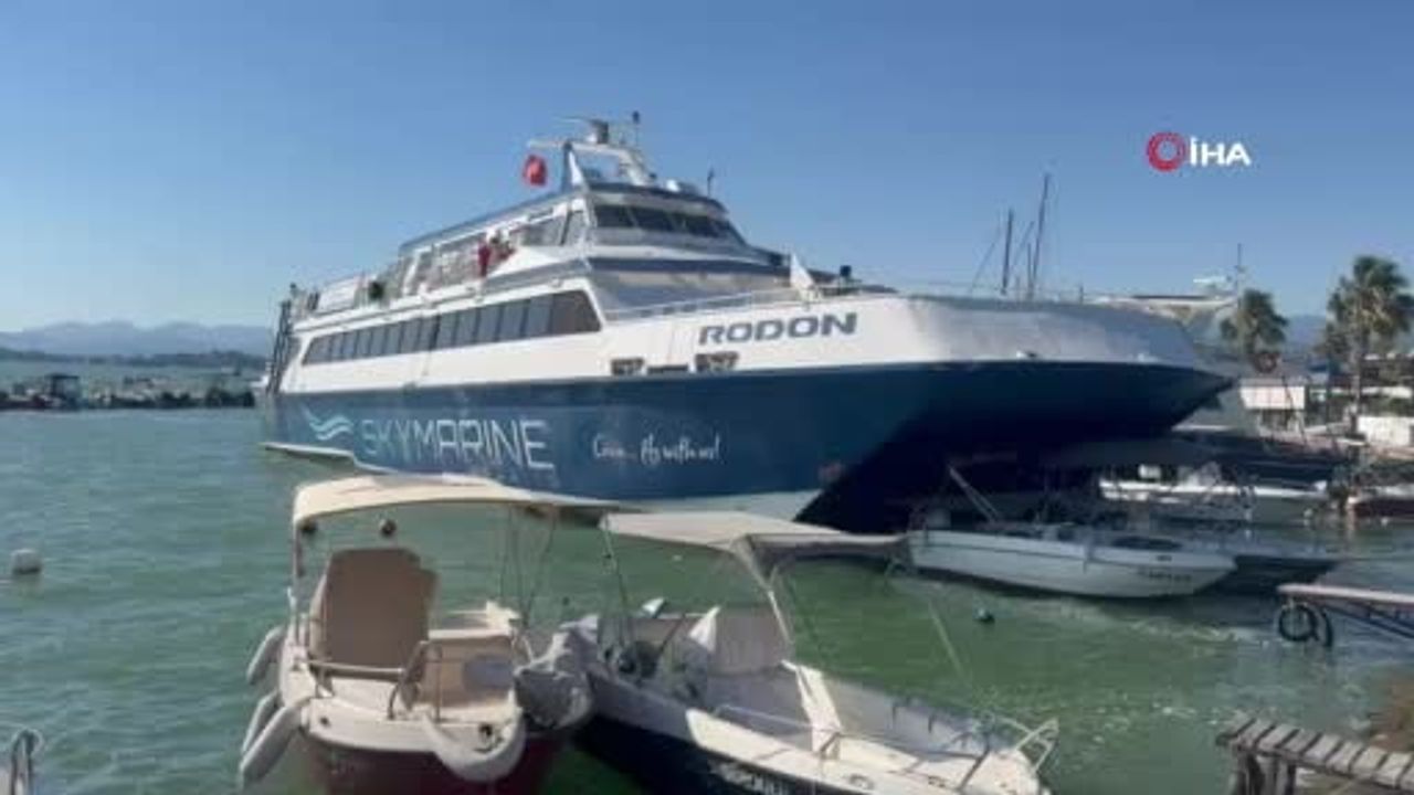 Rodos seferi yapan feribot Fethiye'de karaya oturdu