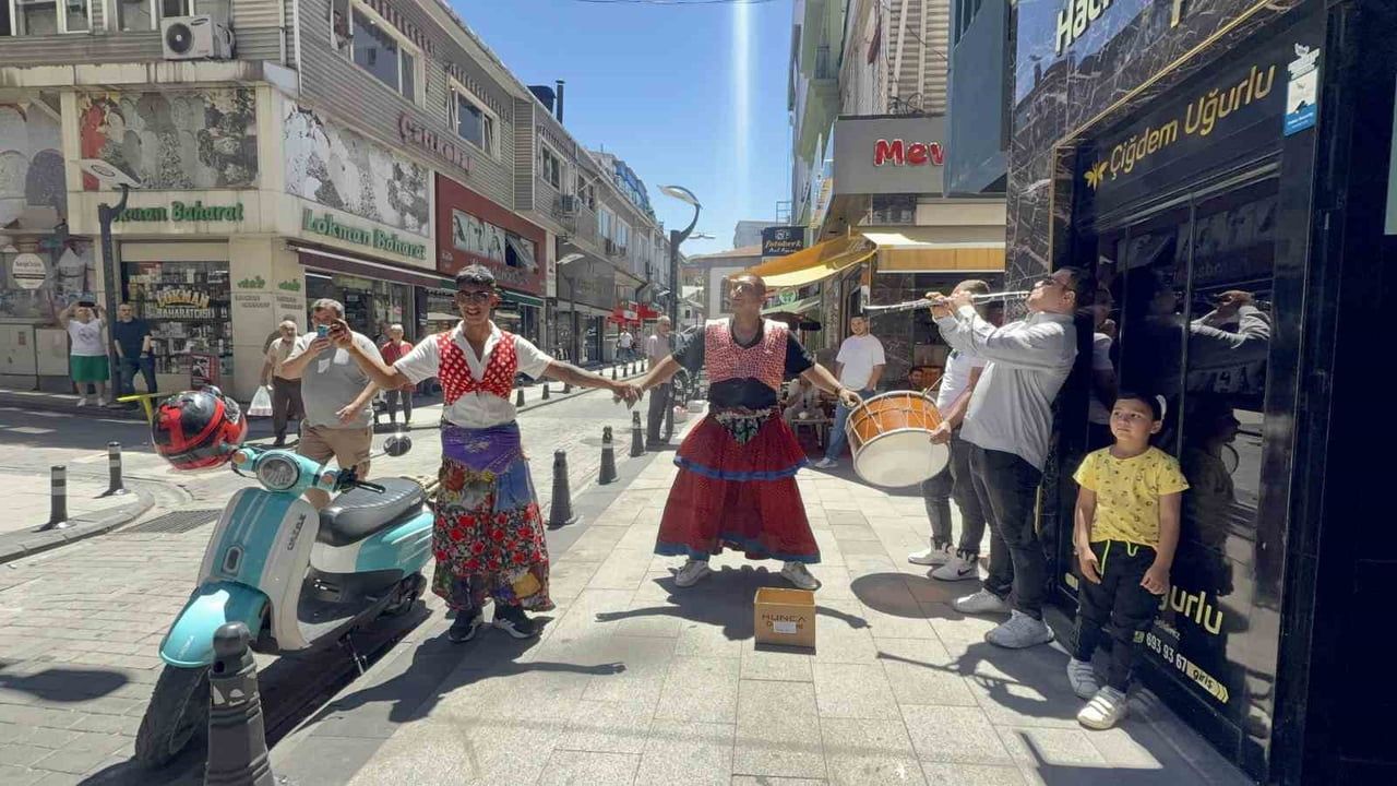 Roman vatandaşların müzikli eğlencesi Mithatpaşa'da renkli görüntülere sahne oldu