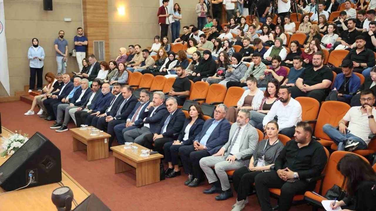 RTÜK Başkan Vekili Deniz Güçer Erciyes Üniversitesi'nde yayıncılığın dönüşümünü anlattı