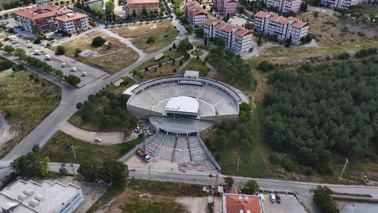 Şadan Gökovalı Açık Hava Tiyatrosu’nda 23 milyon TL’lik yenileme çalışmaları sürüyor