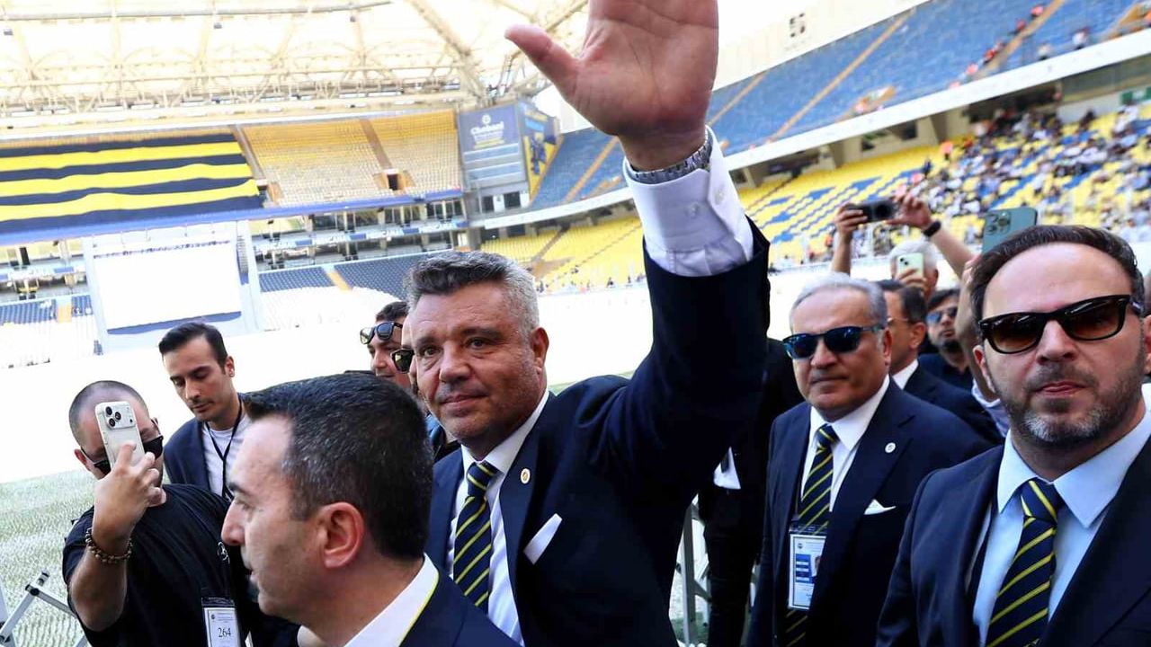 Sadettin Saran’a kongre üyelerinden destek: Alkışlarla stattan ayrıldı