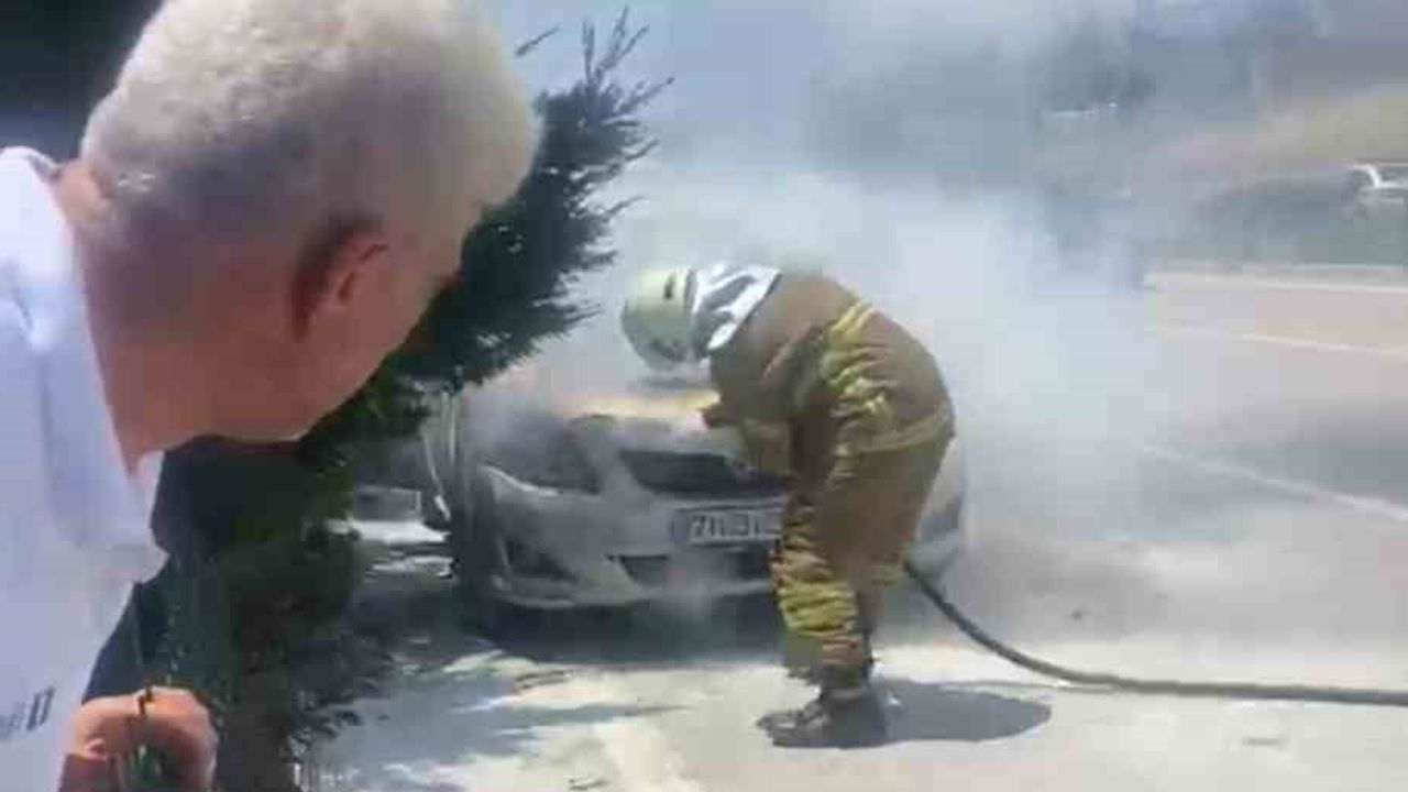 Safranbolu'da Seyir Halindeki Otomobilin Motorunda Yangın Söndürüldü