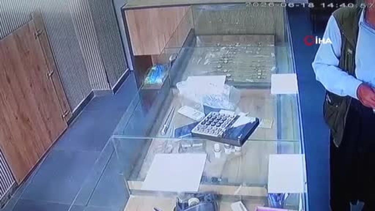 Sahibinden kaçan dana kuyumcu dükkânında paniğe neden oldu