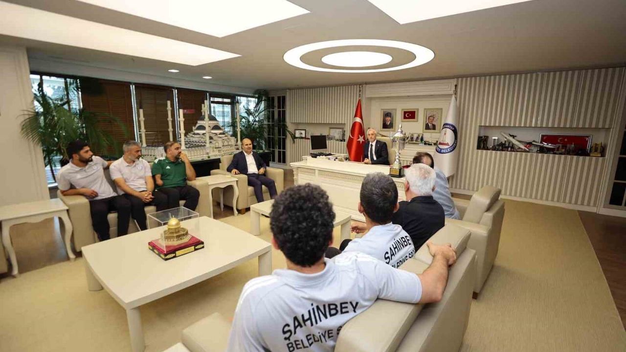 Şahinbey ampute futbol takımı şampiyonluk kupasını kaldırdı