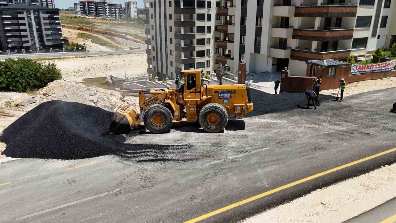 Şahinbey Belediyesi asfalt çalışmalarını hızlandırdı: Eski yol ve kilit taşları yenileniyor