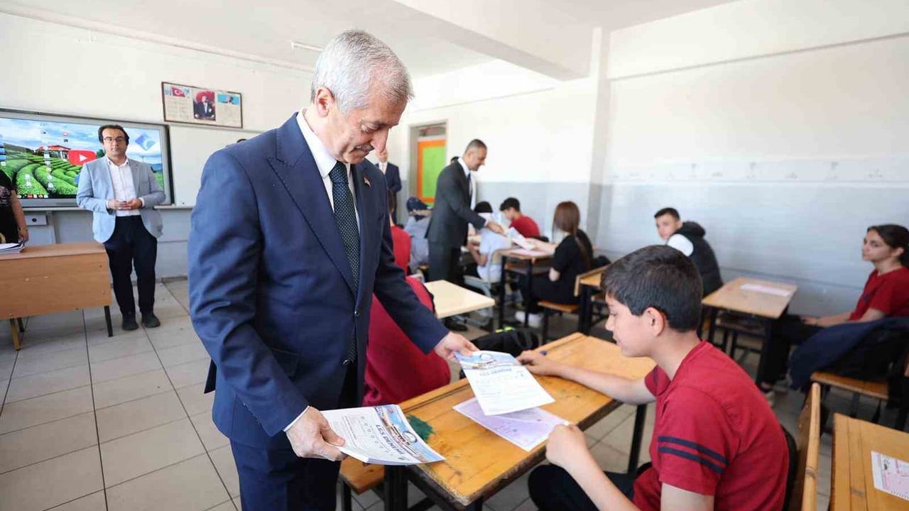 Şahinbey Belediyesi, LGS ve YKS’ye hazırlanan öğrencilere ücretsiz deneme setleri dağıttı