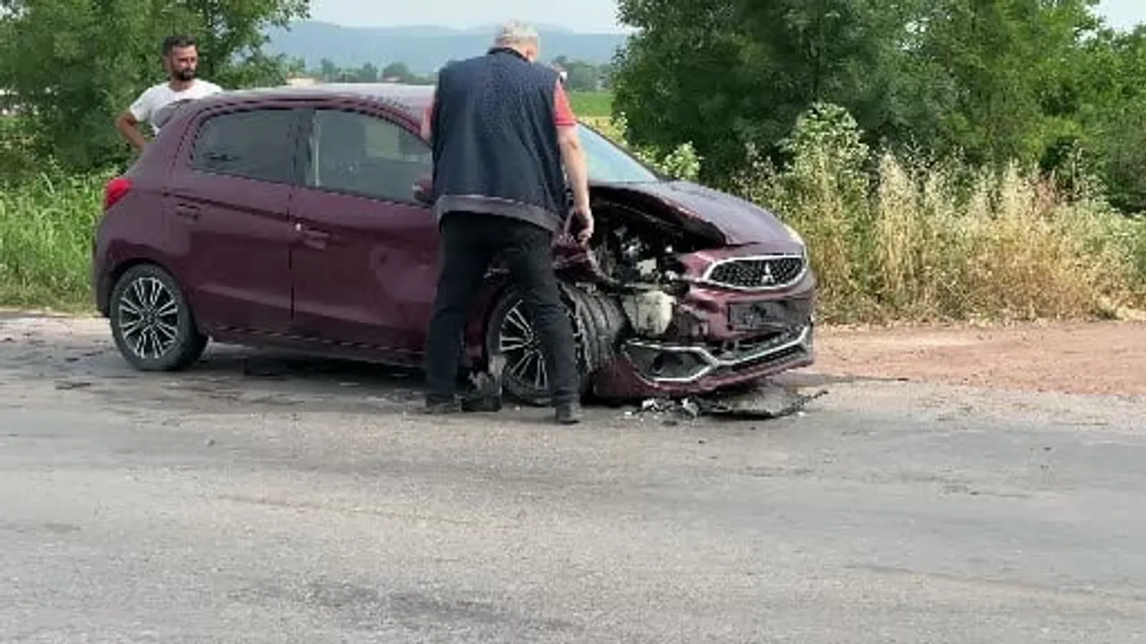 Sakarya Adapazarı'da iki otomobil kafa kafaya çarpıştı — Yaralanma yok, trafik kısa süre aksadı