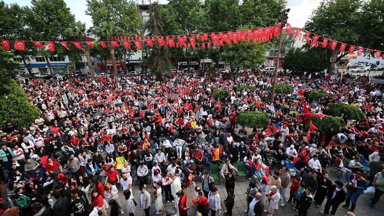 Sakarya Büyükşehir Belediyesi'nden iki noktada dev ekranla milli maç yayını