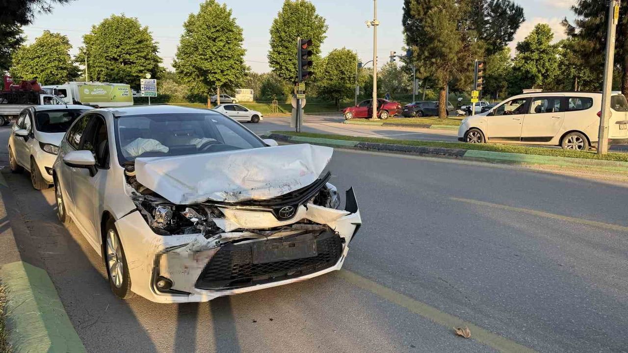 Sakarya D-650 Karayolu’nda iki otomobil çarpıştı: 1 yaralı