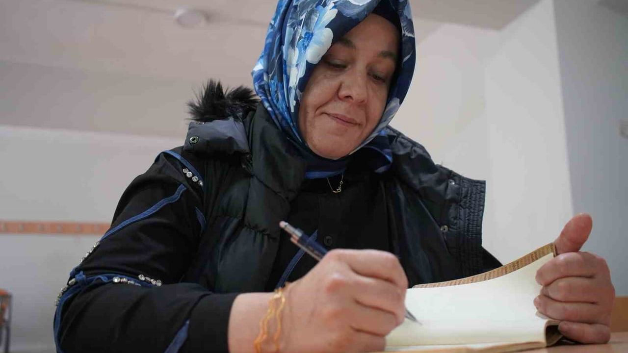 Sakarya’da 45 yaşındaki iki çocuk annesi Hacer Karagöz üniversite hayalini gerçekleştirdi