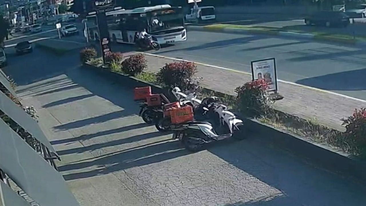 Sakarya'da ana caddeye fırlayan bisikletli çocuklar belediye otobüsünden son anda kurtuldu