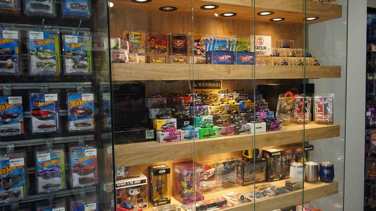 Sakarya’da diecast tutkusu: Mesut Sezer’in 6 bin parçalık koleksiyonu dükkanı doldurdu