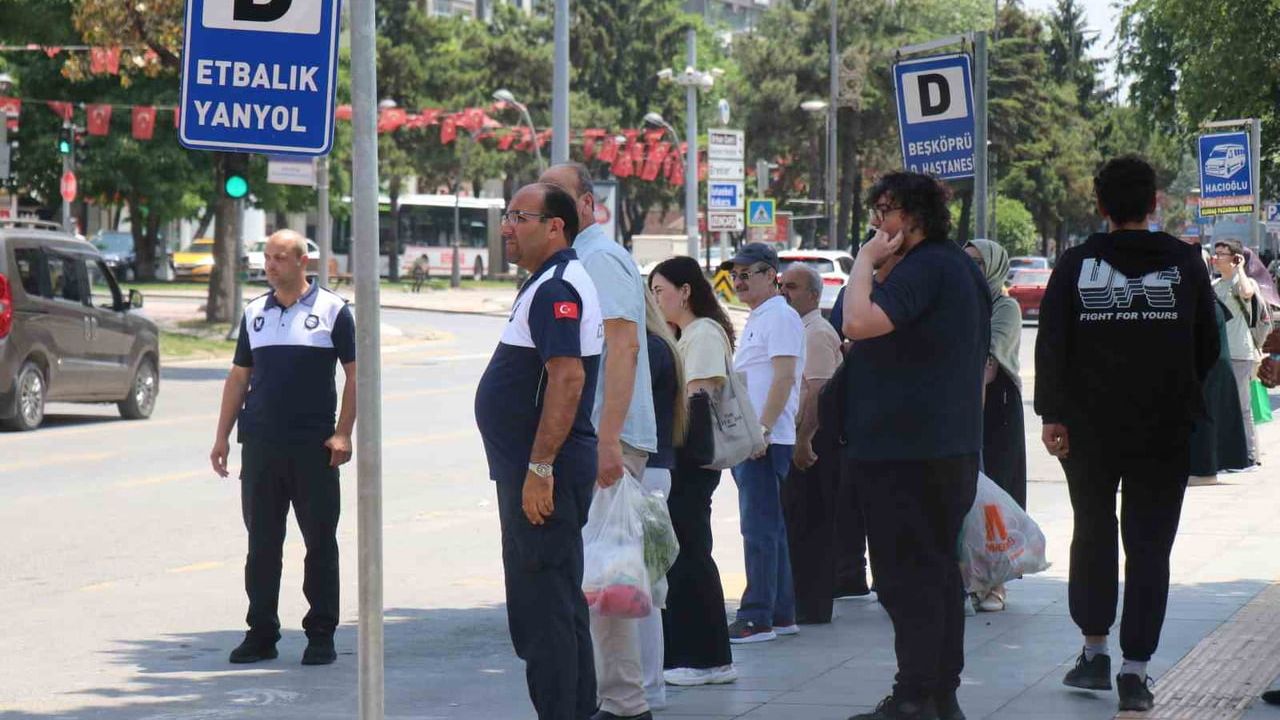 Sakarya’da minibüs ve dolmuş seferleri saatte bire düştü; vatandaşlar durakta mağdur