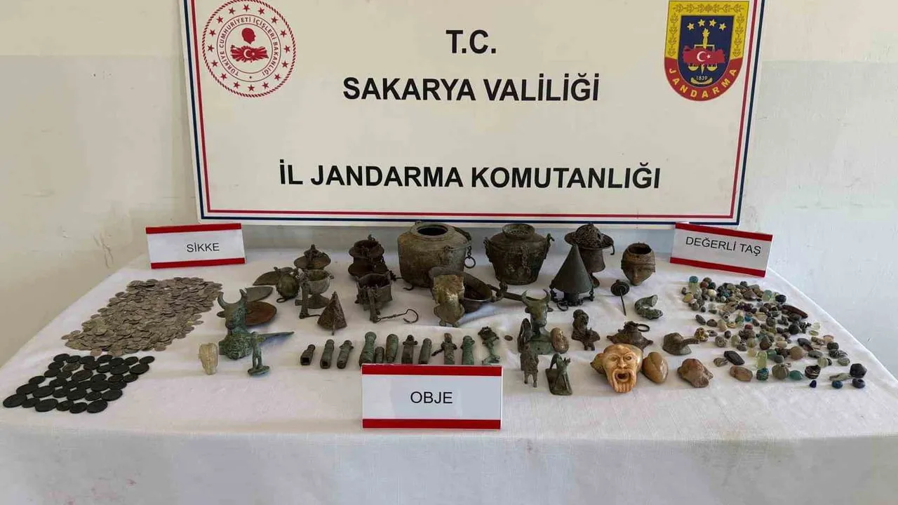 Sakarya'nın Geyve ilçesinde kaçak müzeye dönüştürülen evde 806 tarihi eser ele geçirildi