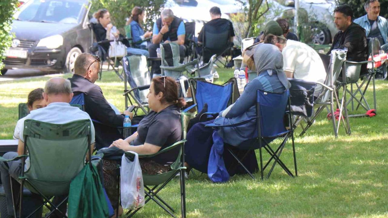 Sakarya Üniversitesi kampüsünde veliler yeşil alanlarda piknik yaparak çocuklarını bekledi
