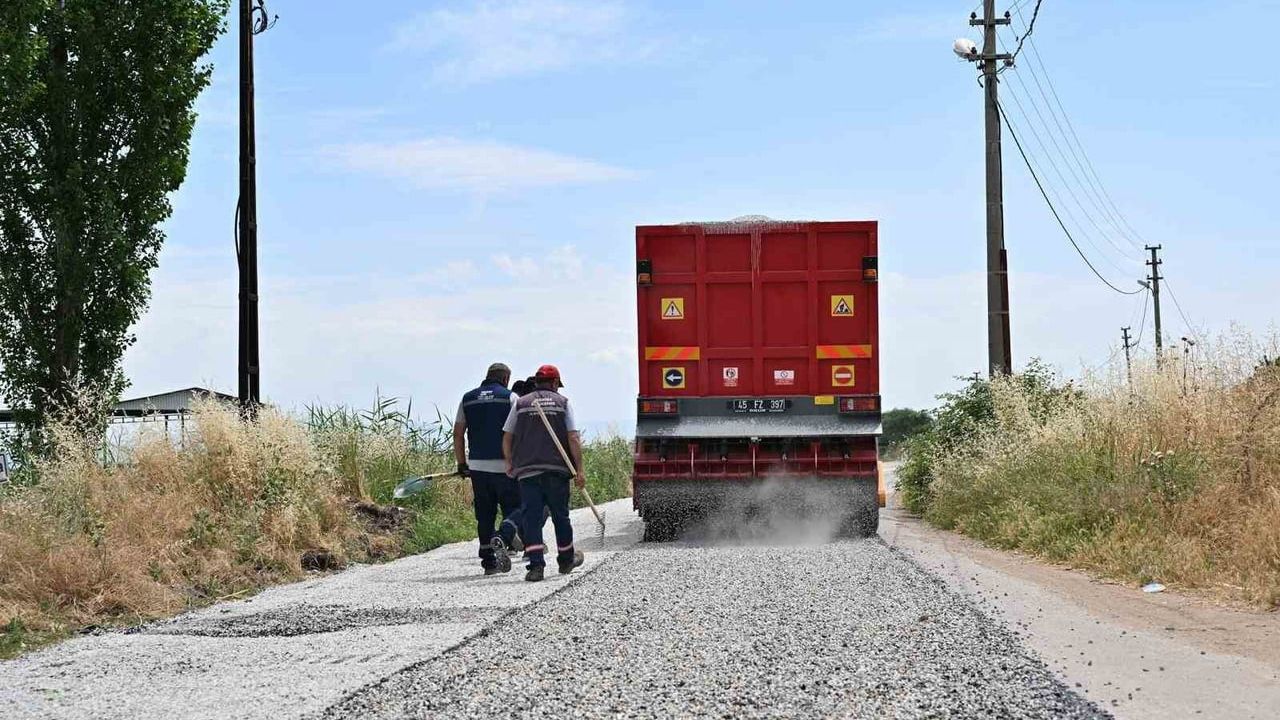 Salihli’de 11 kilometrelik kırsal yol sathi kaplama ile yenilendi