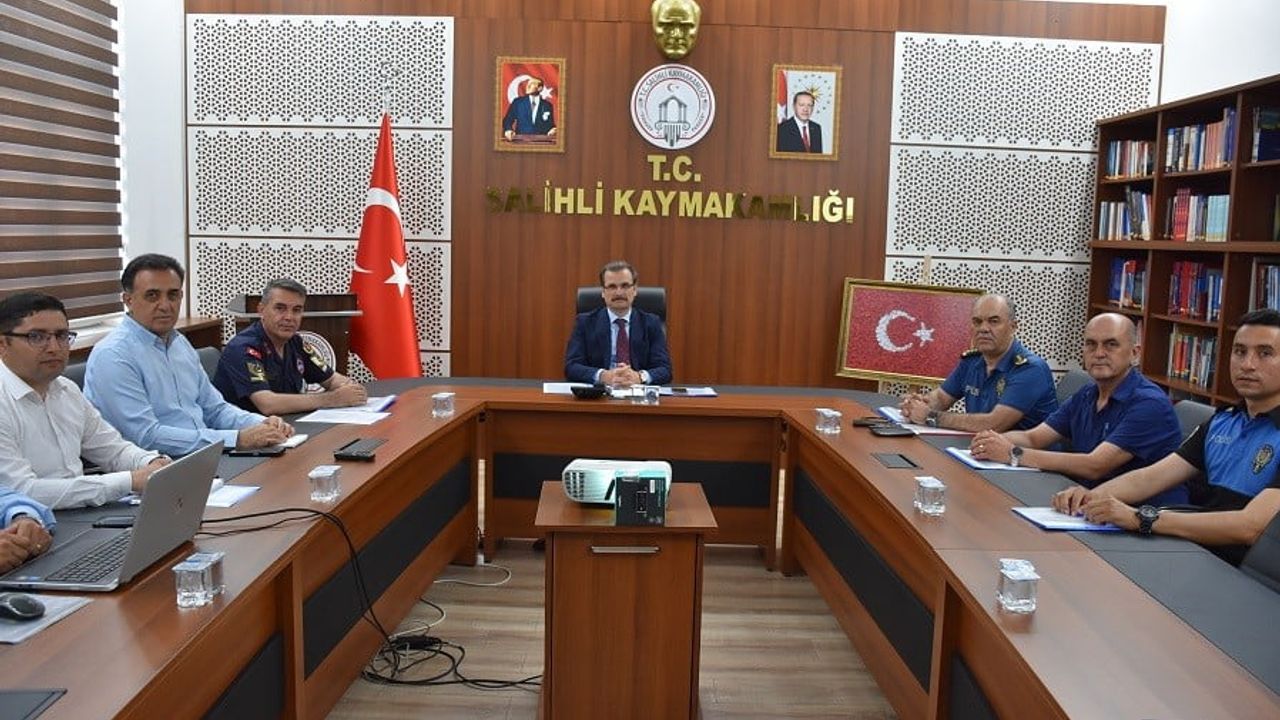 Salihli'de metruk binalarla mücadele: Kaymakam Ali Güldoğan başkanlığında değerlendirme