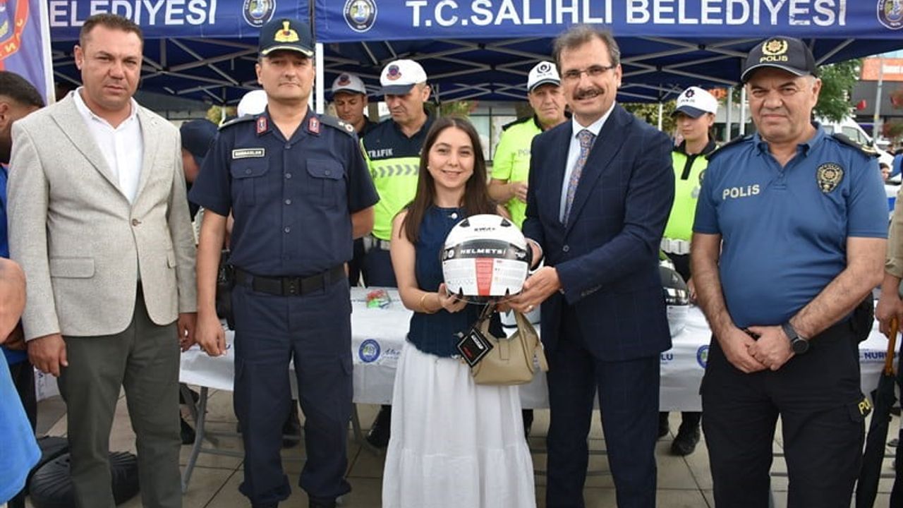 Salihli'de motosiklet sürücülerine kask dağıtıldı