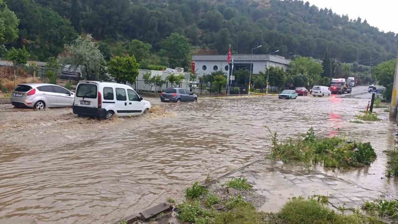 Salihli'de sağanak hayatı etkiledi: çok sayıda ev ve iş yeri su altında