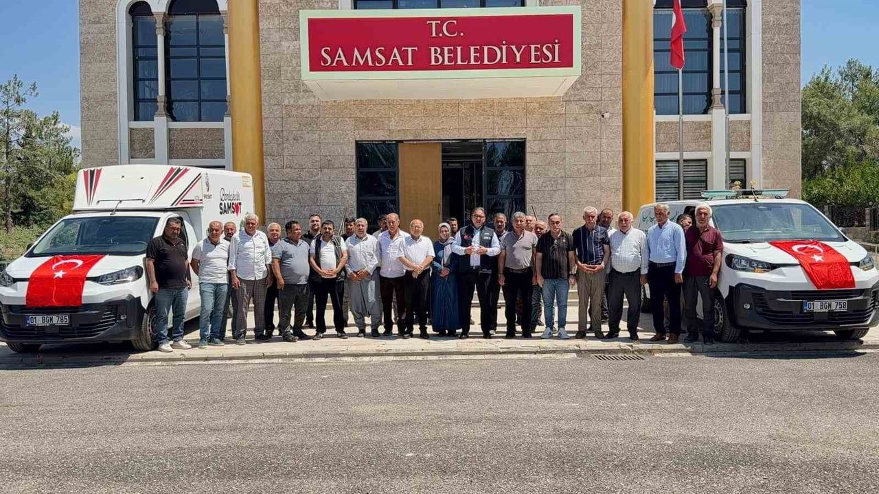 Samsat belediye başkanı Halil Fırat iki aracı şahsi bütçesiyle belediyeye hibe etti