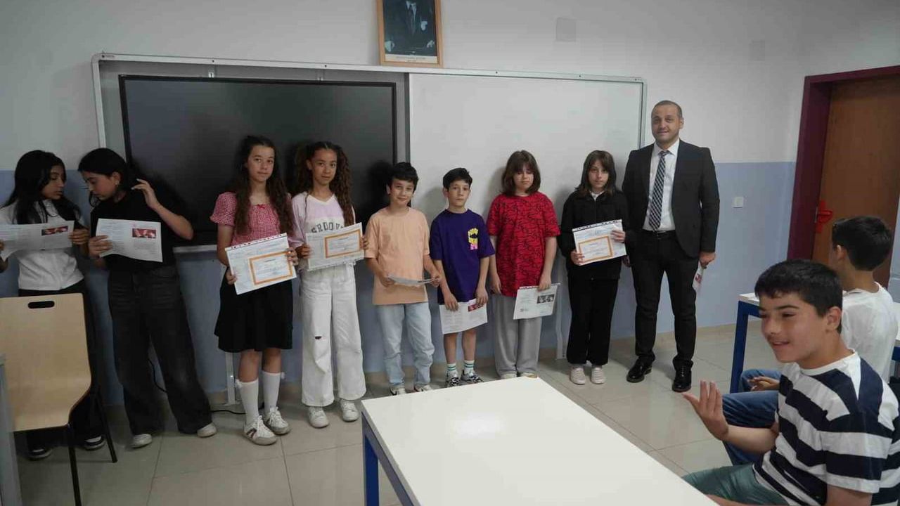 Samsun'da 13 ikiz öğrencinin karne heyecanı