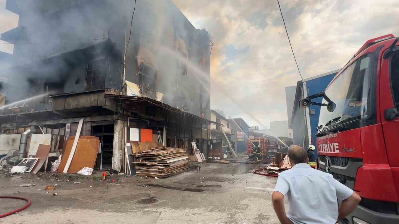 Samsun’da 3 katlı marangoz atölyesi yangında kullanılamaz hale geldi