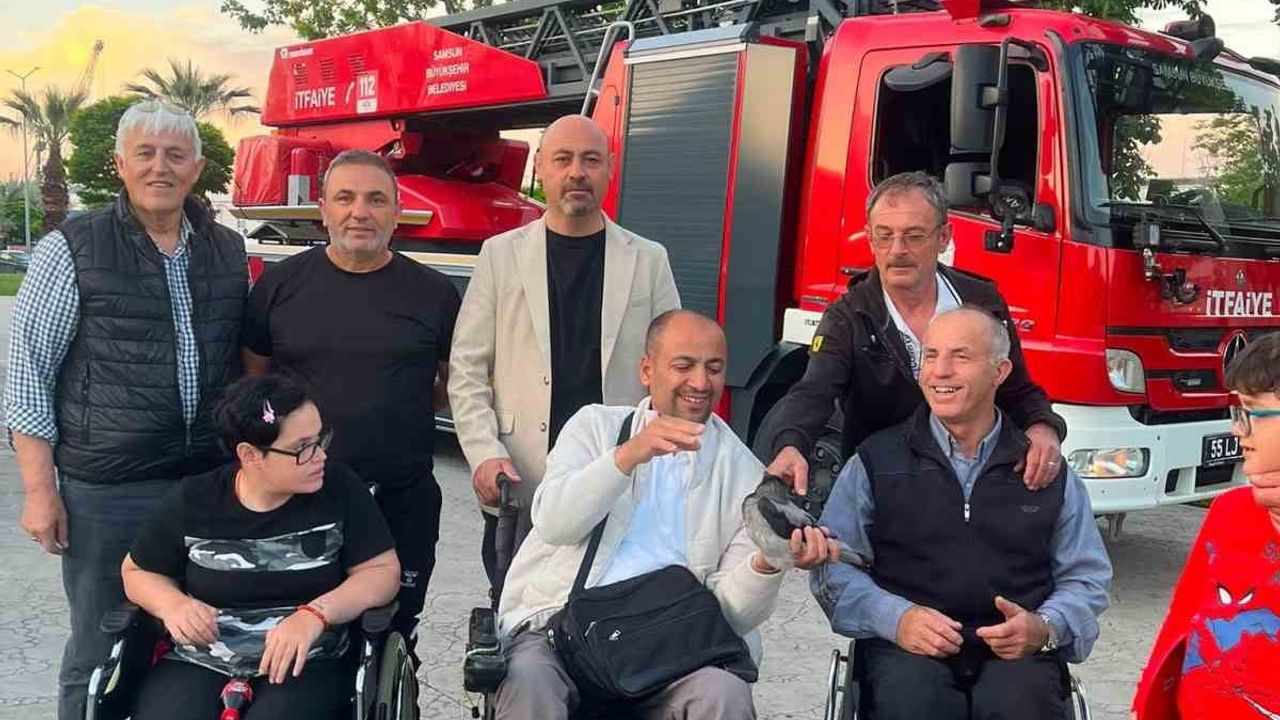 Samsun'da engelli vatandaşlar ve itfaiye yavru kargayı yuvasına geri koydu