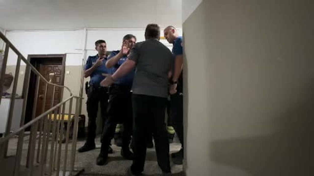 Samsun'da eşyaları yakan genç evine kilitlendi