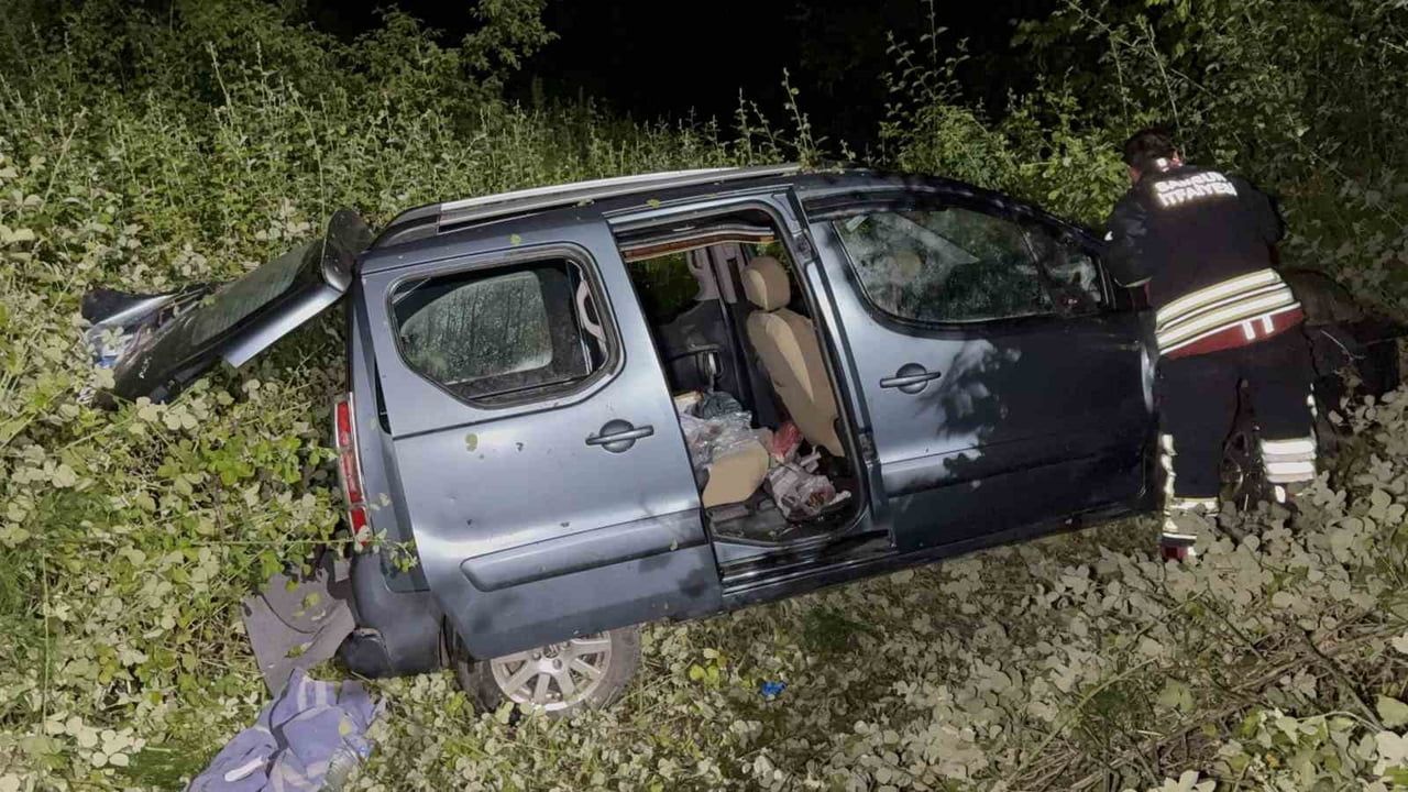 Samsun'da hafif ticari araç şarampole yuvarlandı: 2 yaralı