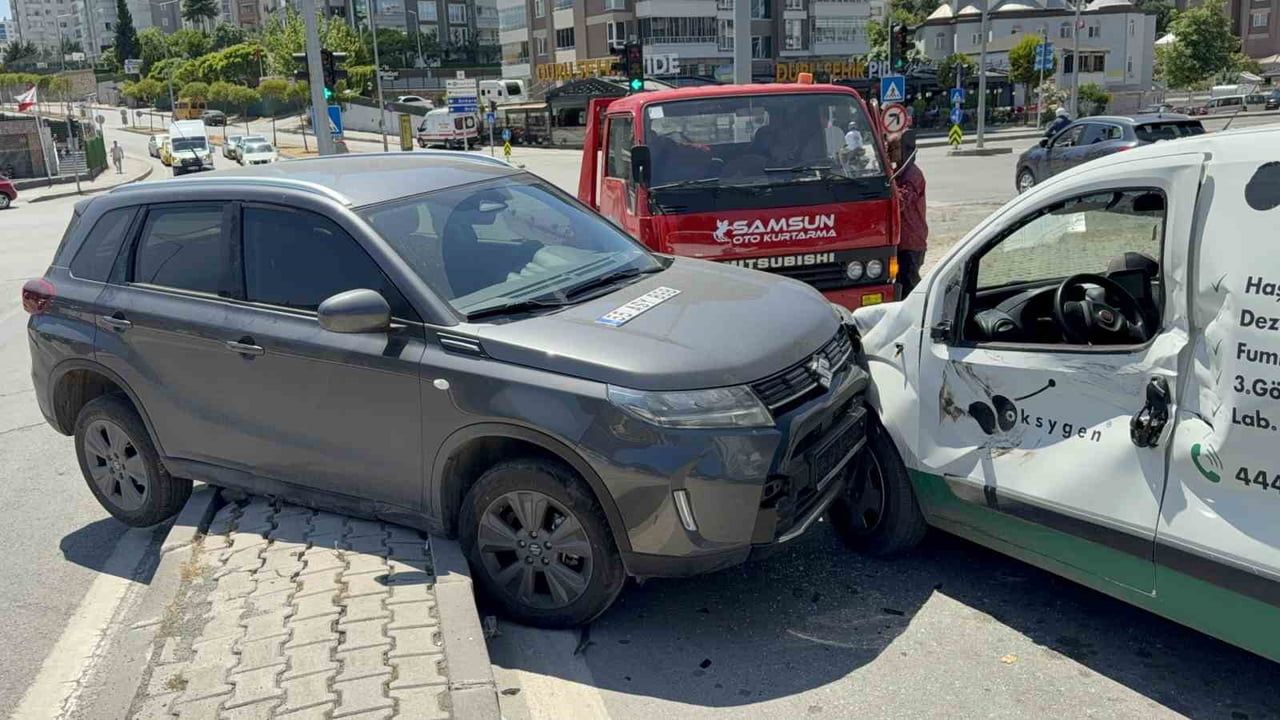 Samsun'da suv ile hafif ticari araç çarpıştı: baba ve 2 yaşındaki oğlu yaralandı