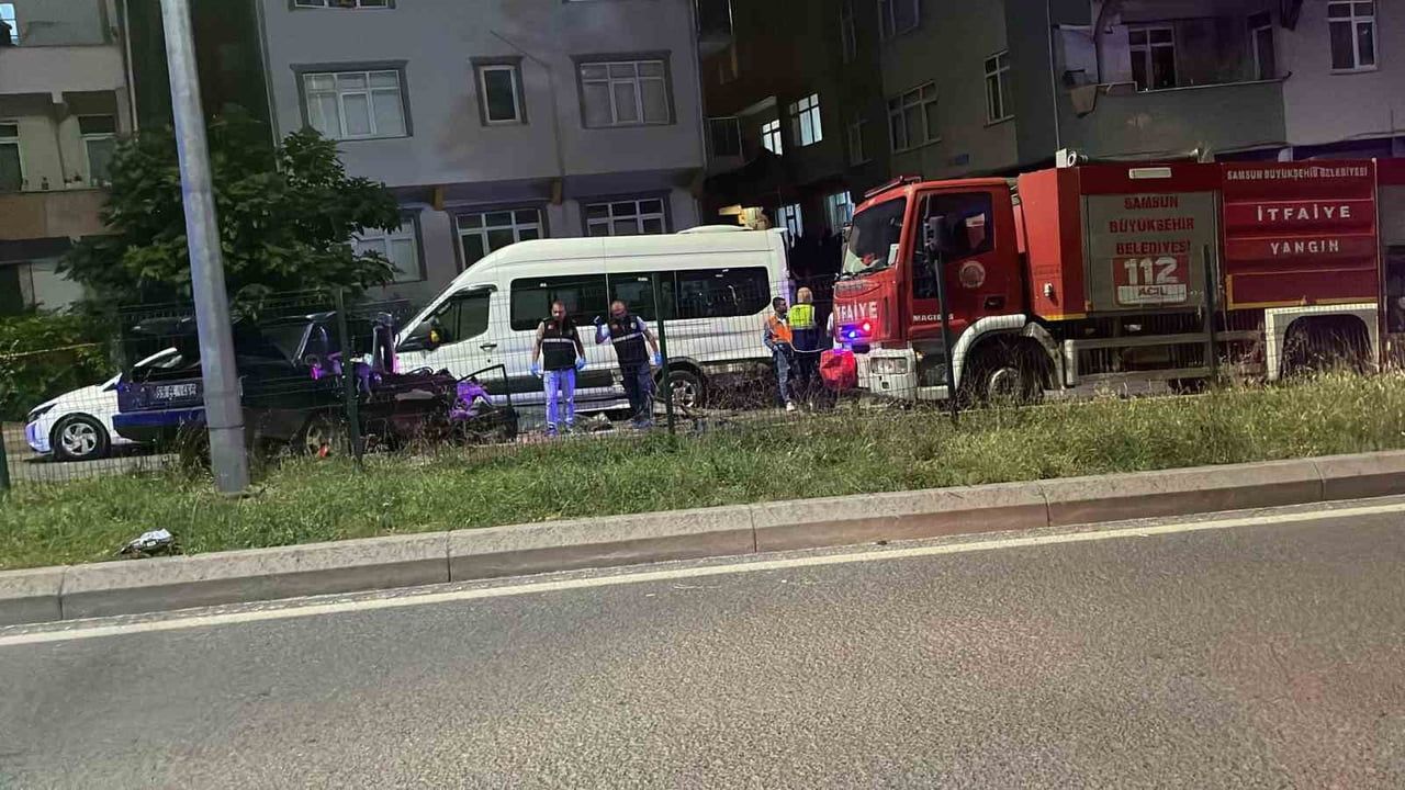 Samsun’da Tofaş park halindeki araçlara çarptı: 2'si ağır 3 yaralı