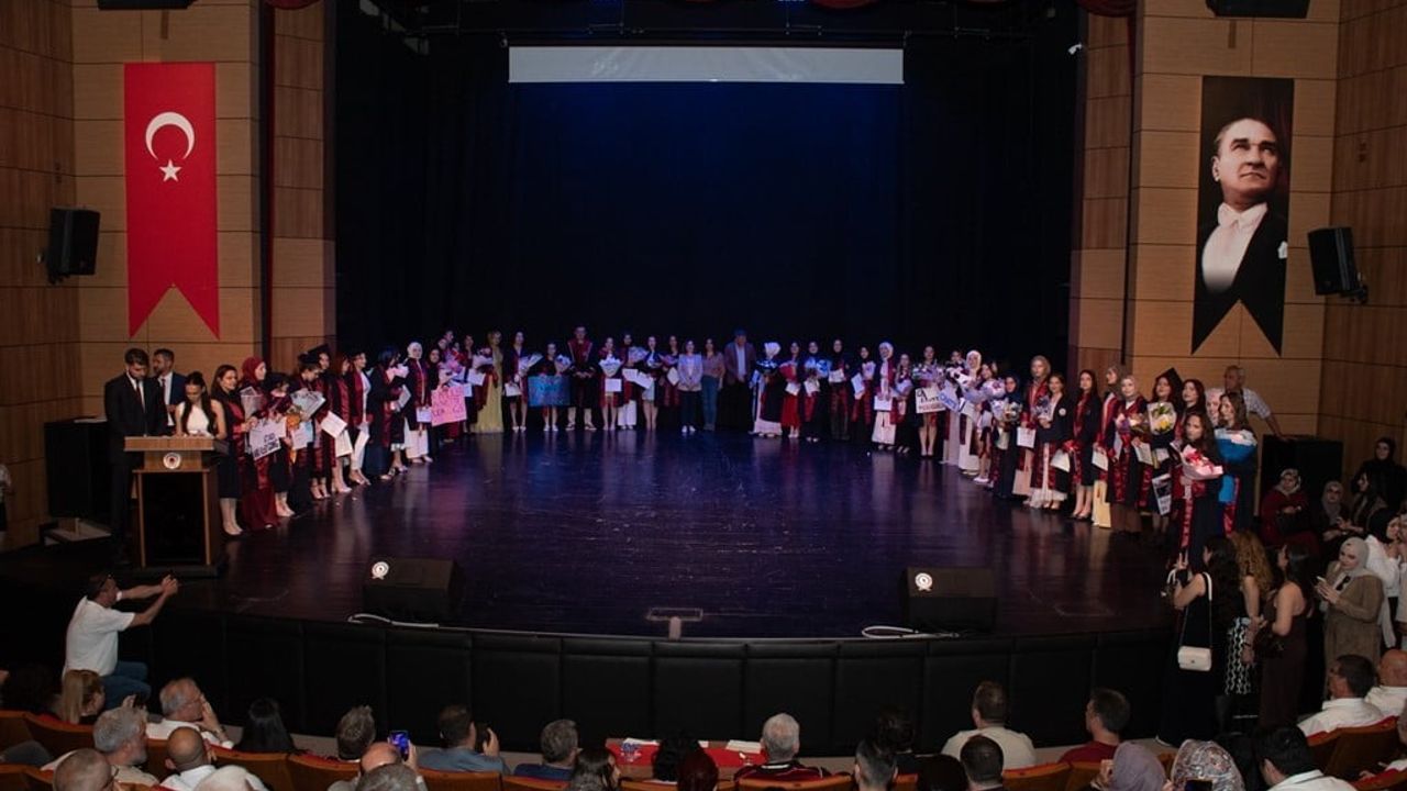 Samsun MYO'da 33. Dönem Mezuniyet Coşkusu: 14 Programdan Mezunlar Uğurlandı