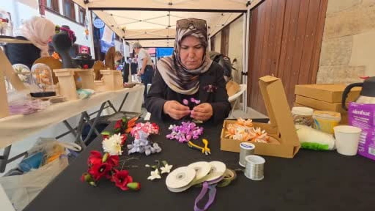 Sanatçı Nuray Taşkıran 'Mor Cepken' geleneğini ipek kozalarla geleceğe taşıyor