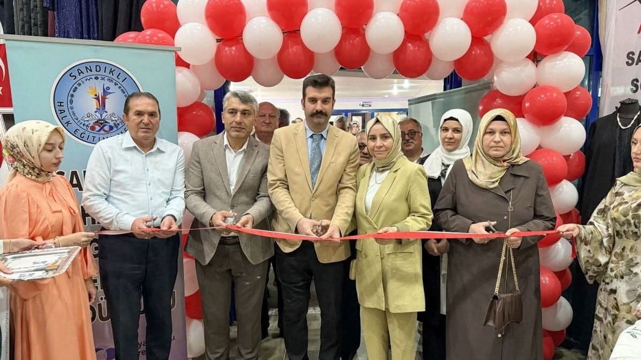 Sandıklı'da 'Hayat Boyu Öğrenme' Yılsonu Sergisi Açıldı