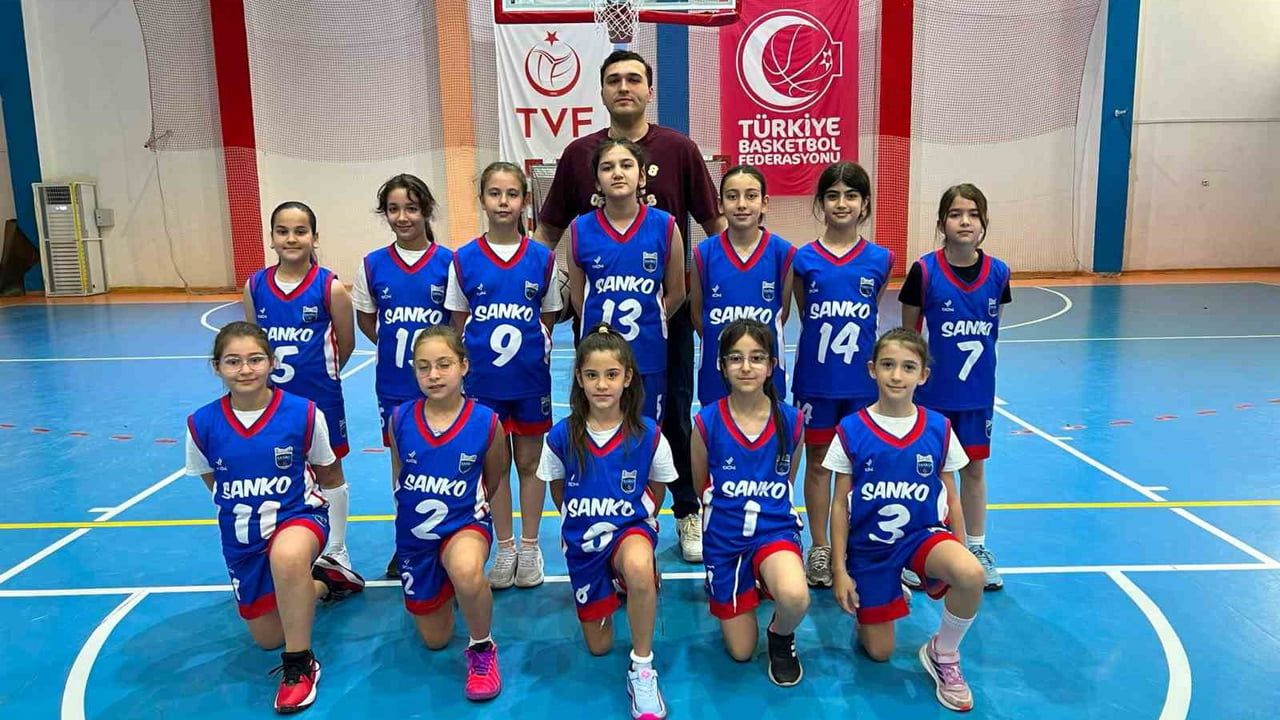 Sanko Okulları minik erkek basketbol takımı il şampiyonu
