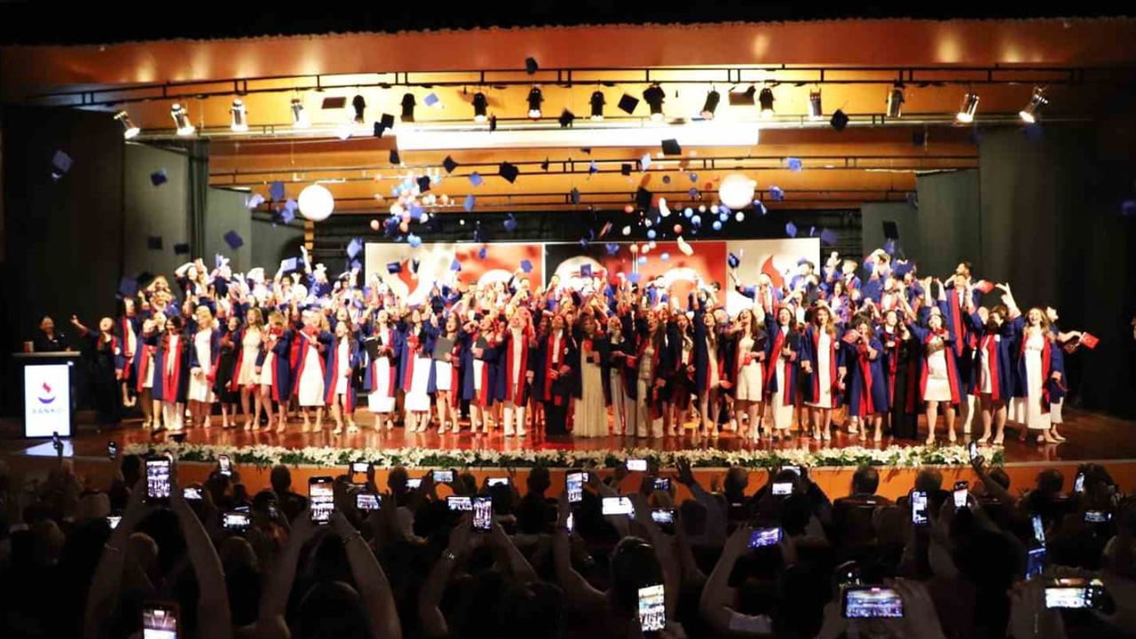 SANKO Üniversitesi'nde 414 öğrenci mezuniyet coşkusu