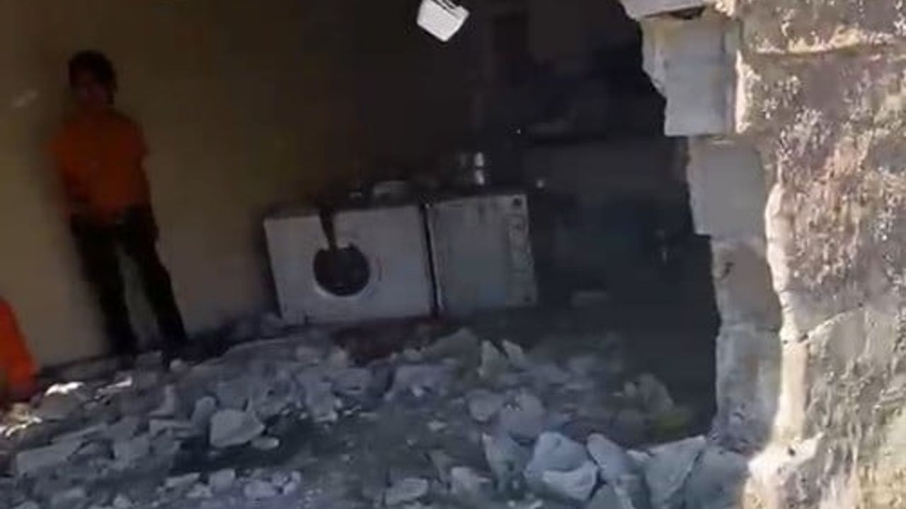 Şanlıurfa Ceylanpınar'da freni boşalan traktör evin duvarını yıktı