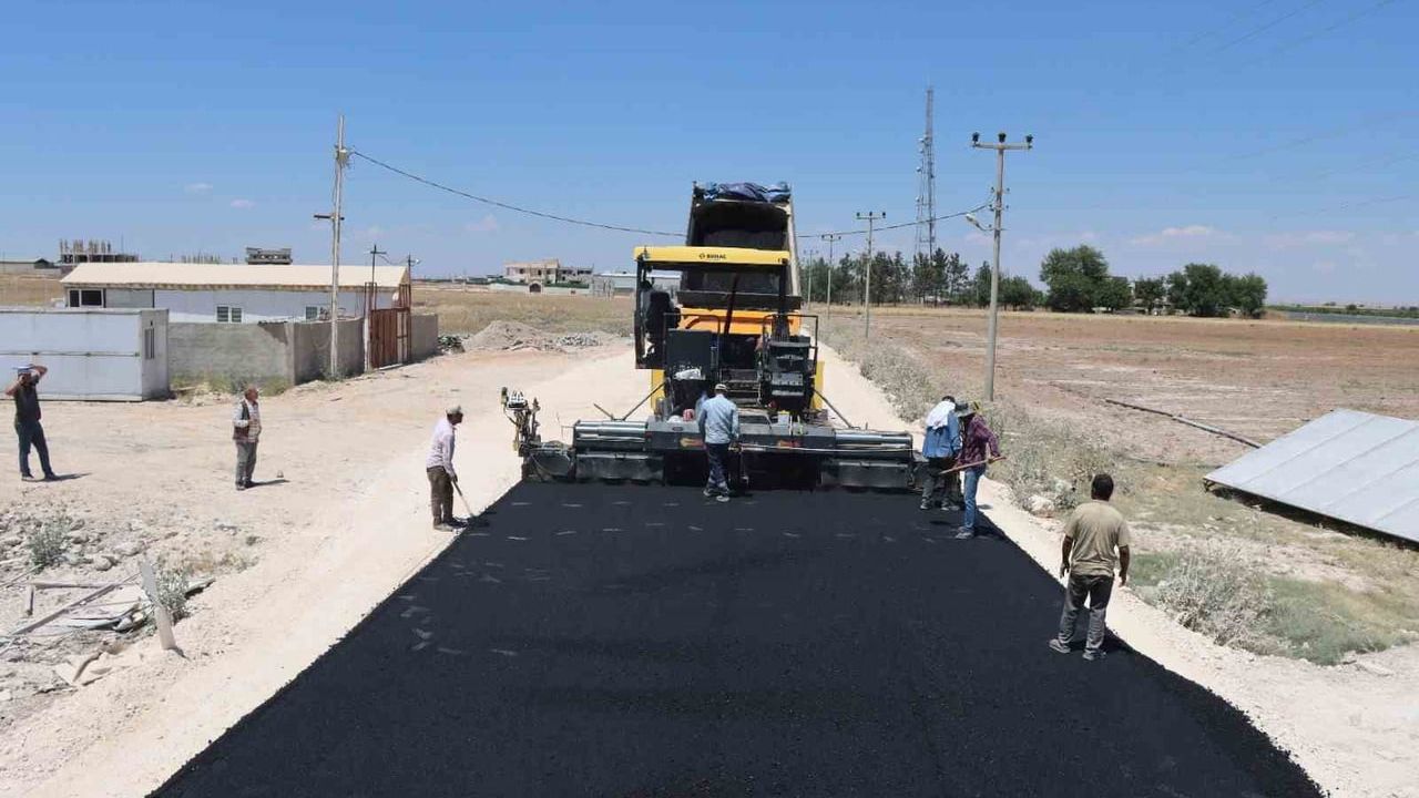Şanlıurfa'da 14 kilometrelik grup yolunda sıcak asfalt seferberliği