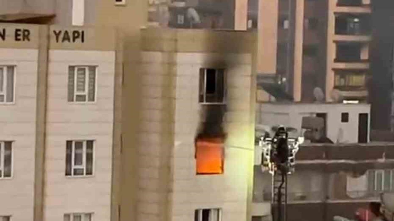 Şanlıurfa'da 9 katlı binada çıkan yangın 8. kat dairesini kullanılamaz hale getirdi