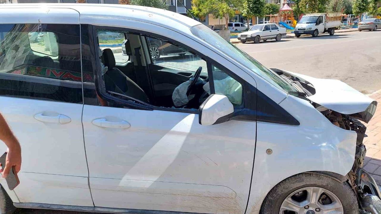 Şanlıurfa'da biri ağır iki kişinin yaralandığı kaza güvenlik kamerasına yansıdı
