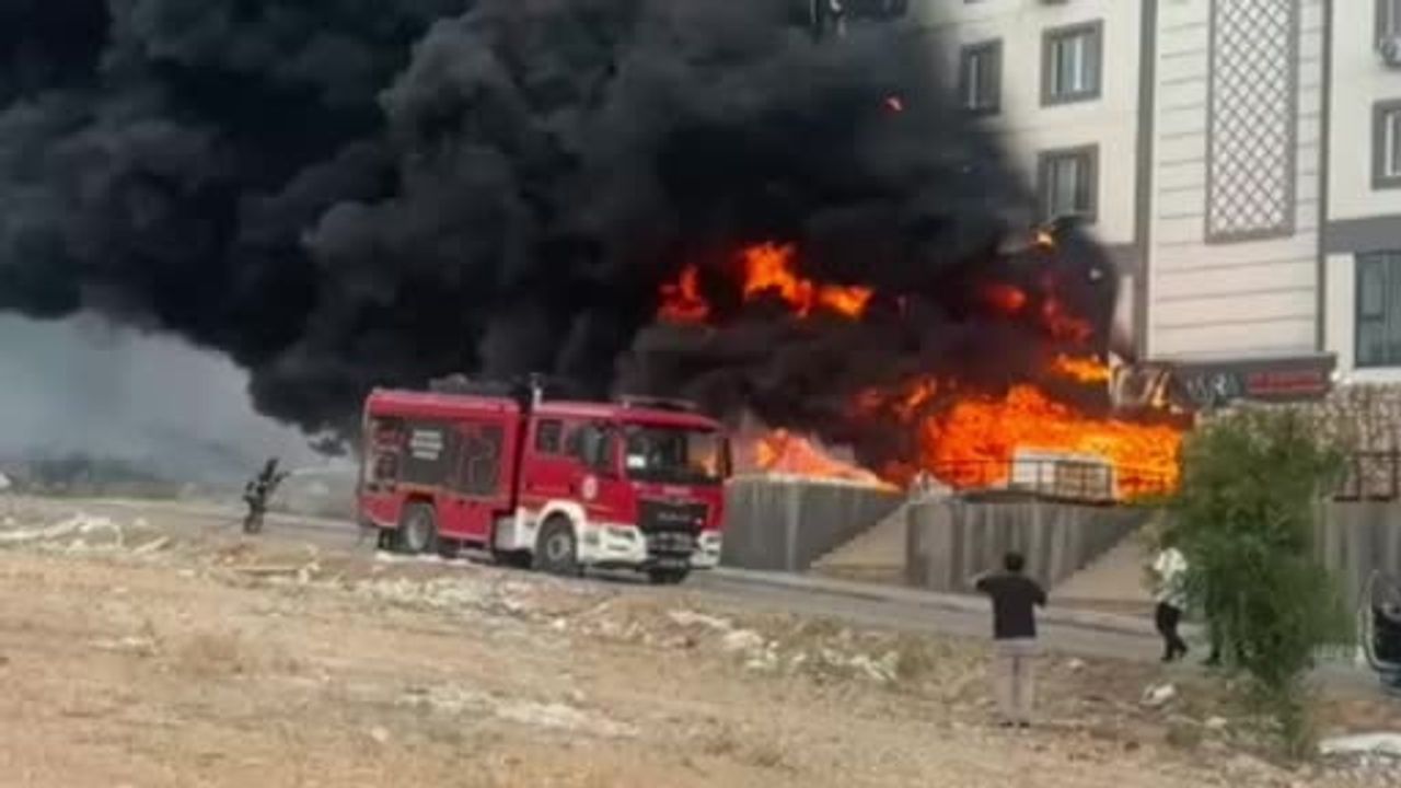 Şanlıurfa’da depo yangını üst kat dairelerini etkiledi