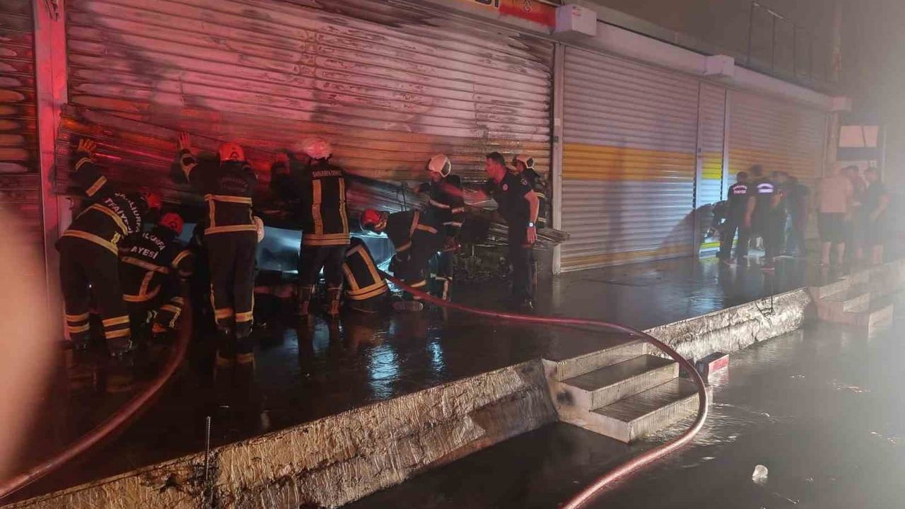Şanlıurfa'da iki iş yerinde gece çıkan yangın kontrol altına alındı