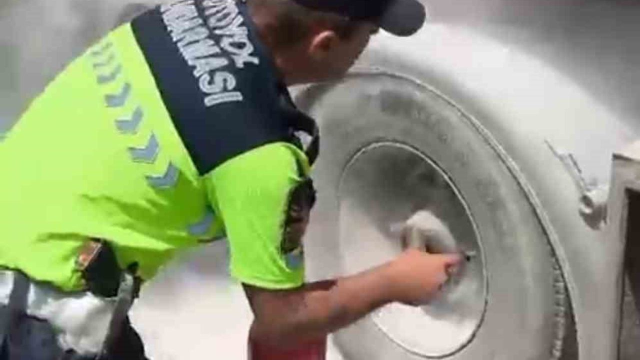 Şanlıurfa'da jandarma, alev alan yakıt tankerindeki yangını zamanında söndürdü
